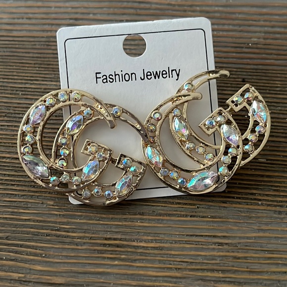 Jewelry - NWT gold fashion post back earrings
